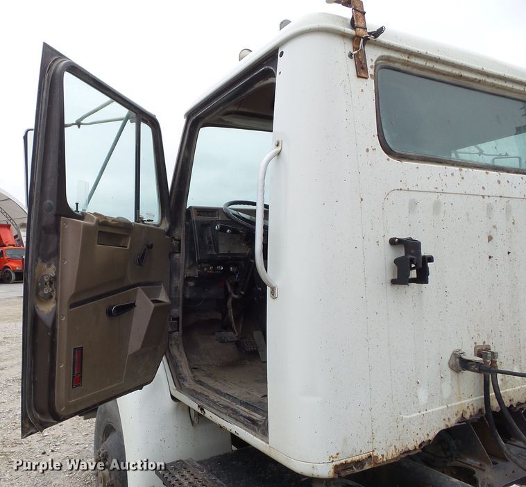 image for item GX9065 1990 International 8200  semi truck