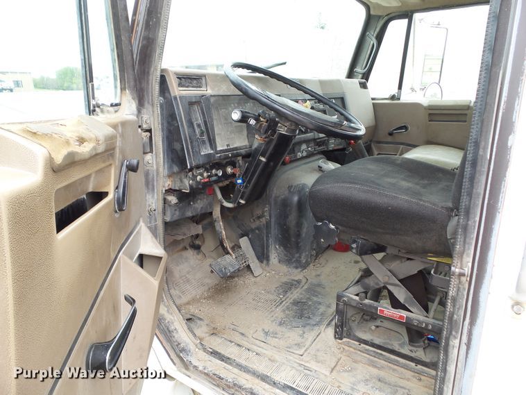 image for item GX9065 1990 International 8200  semi truck