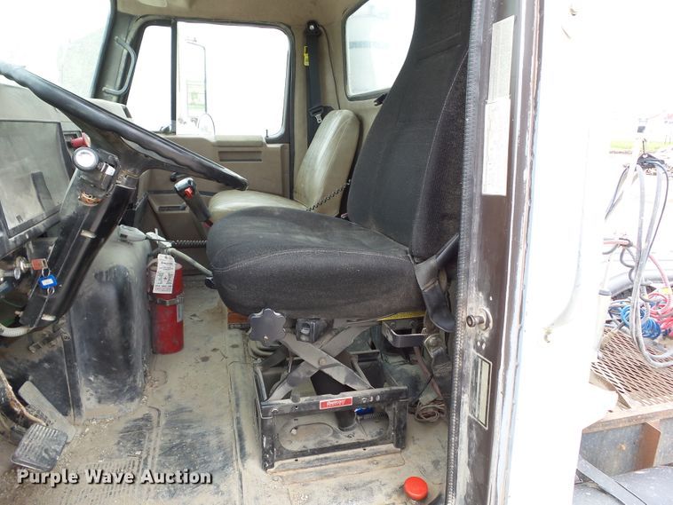 image for item GX9065 1990 International 8200  semi truck