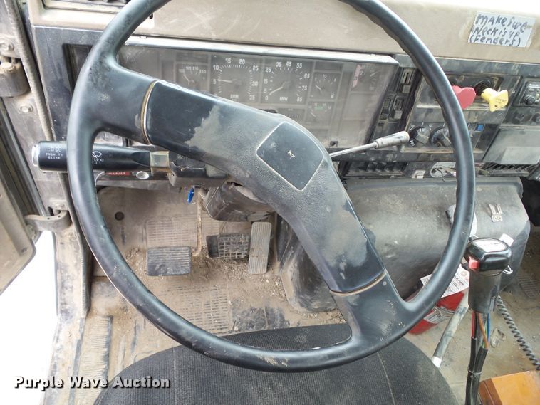 image for item GX9065 1990 International 8200  semi truck