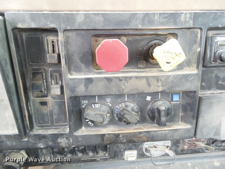 image for item GX9065 1990 International 8200  semi truck