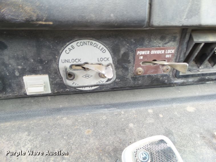 image for item GX9065 1990 International 8200  semi truck