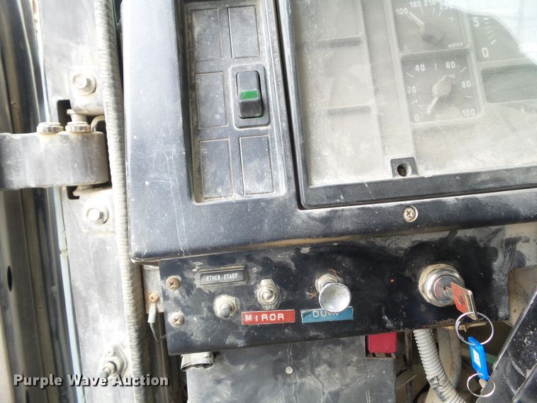 image for item GX9065 1990 International 8200  semi truck