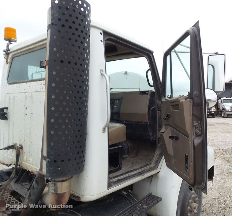 image for item GX9065 1990 International 8200  semi truck