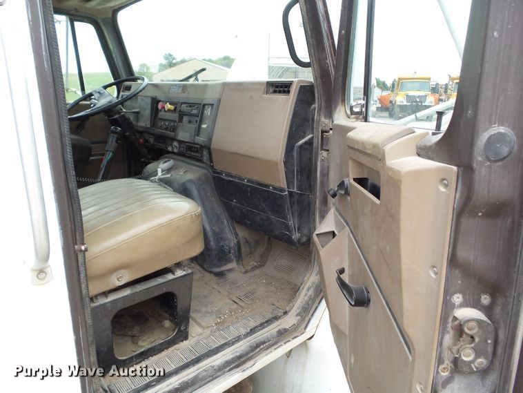 image for item GX9065 1990 International 8200  semi truck