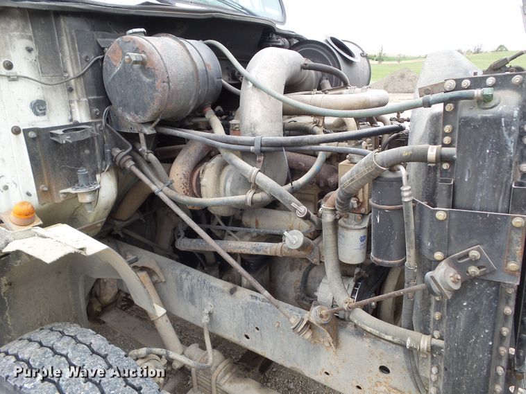 image for item GX9065 1990 International 8200  semi truck