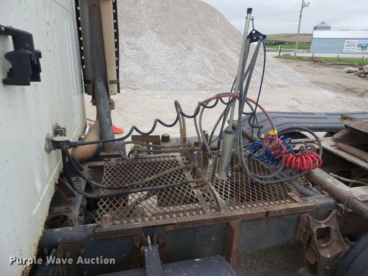 image for item GX9065 1990 International 8200  semi truck