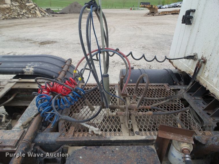 image for item GX9065 1990 International 8200  semi truck