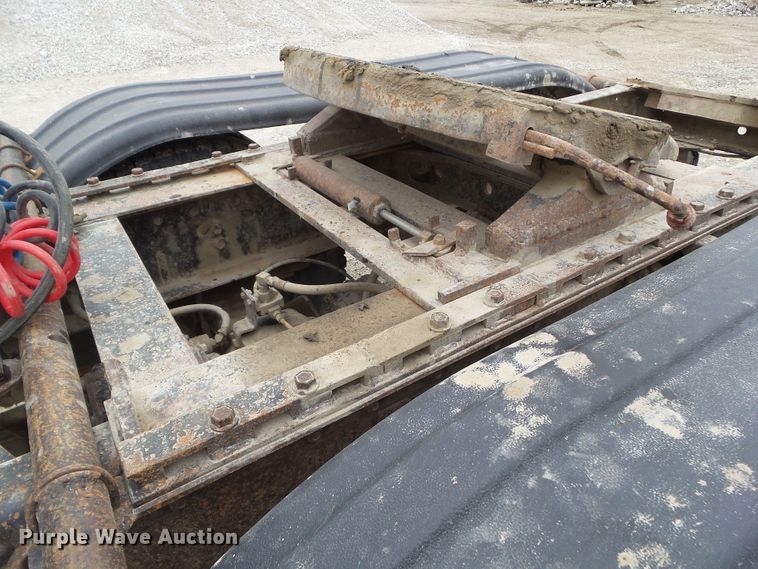 image for item GX9065 1990 International 8200  semi truck