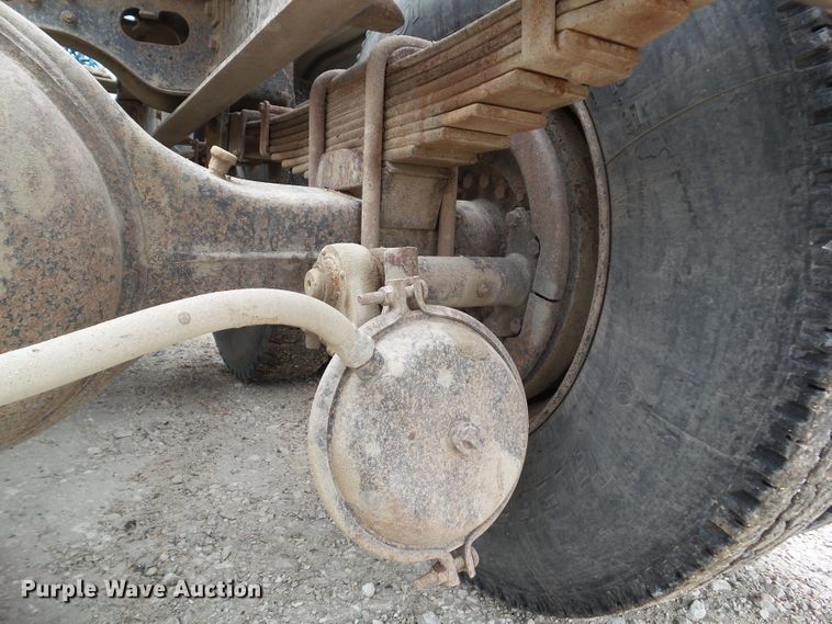 image for item GX9065 1990 International 8200  semi truck