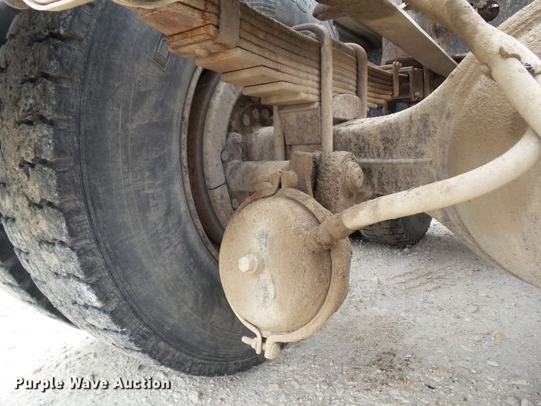 image for item GX9065 1990 International 8200  semi truck