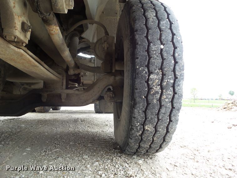 image for item GX9065 1990 International 8200  semi truck