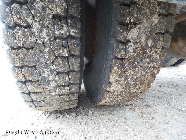 image for item GX9065 1990 International 8200  semi truck