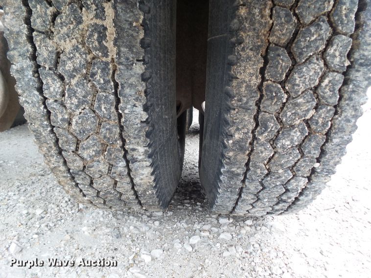 image for item GX9065 1990 International 8200  semi truck