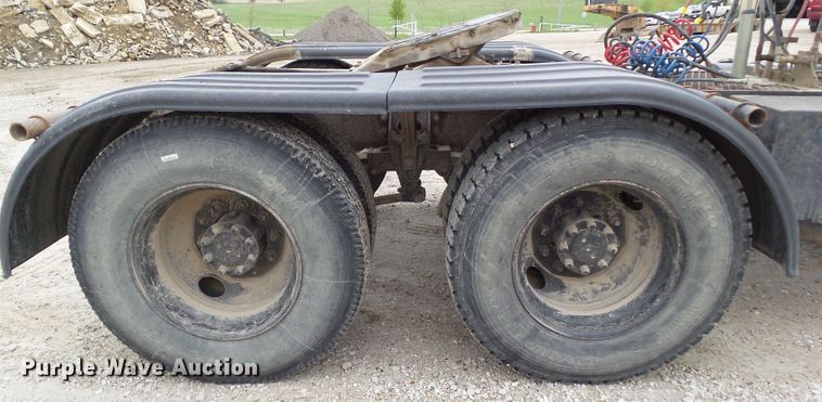 image for item GX9065 1990 International 8200  semi truck