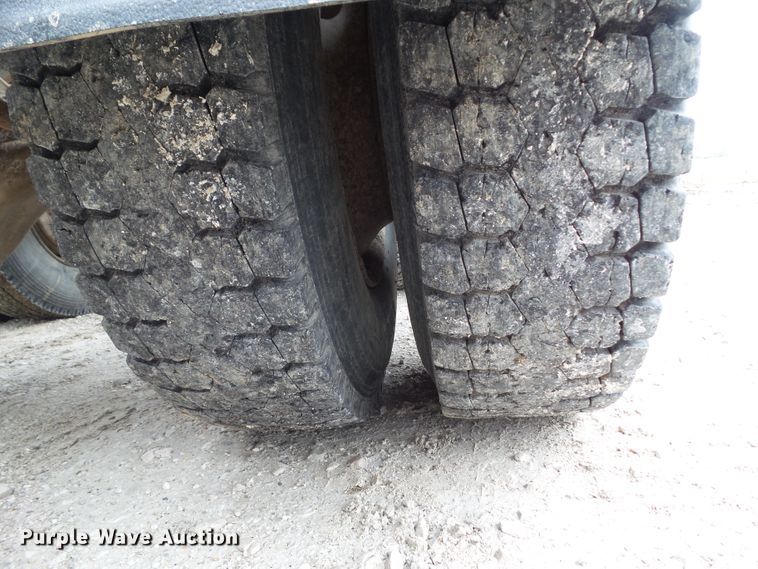 image for item GX9065 1990 International 8200  semi truck