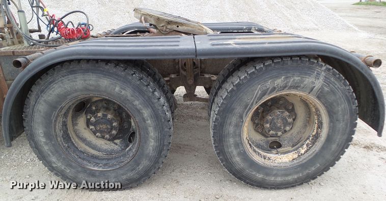 image for item GX9065 1990 International 8200  semi truck