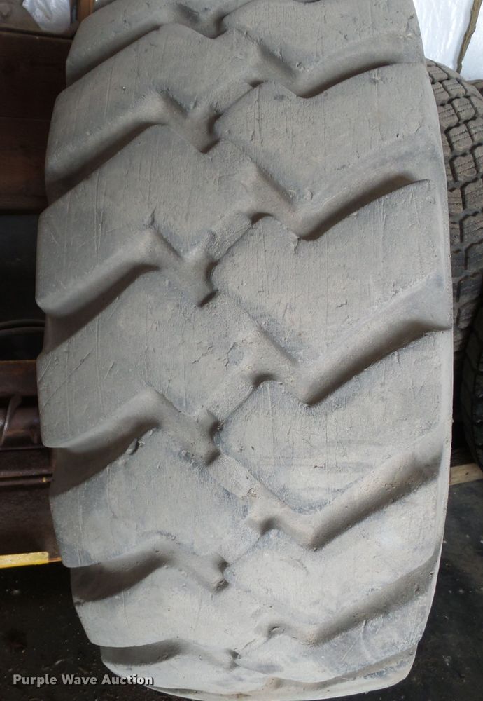 image for item GX9069 (5) Firestone 23.5-25 tires