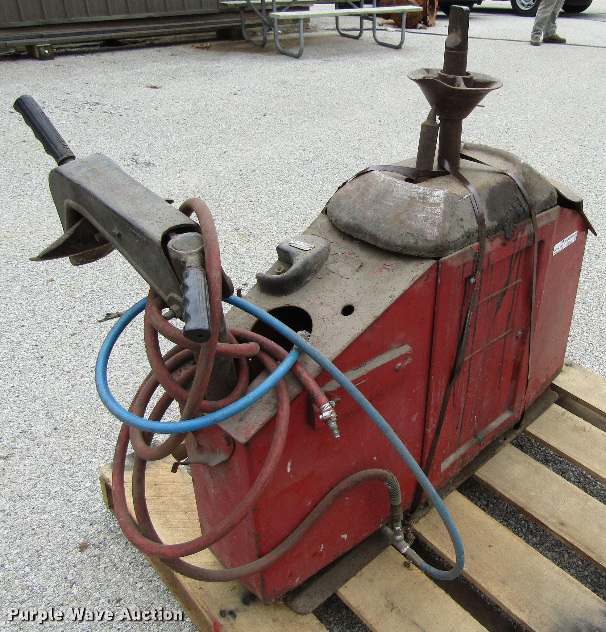 Coats 1010 Super Powermen tire machine in Davenport, IA Item FD9440