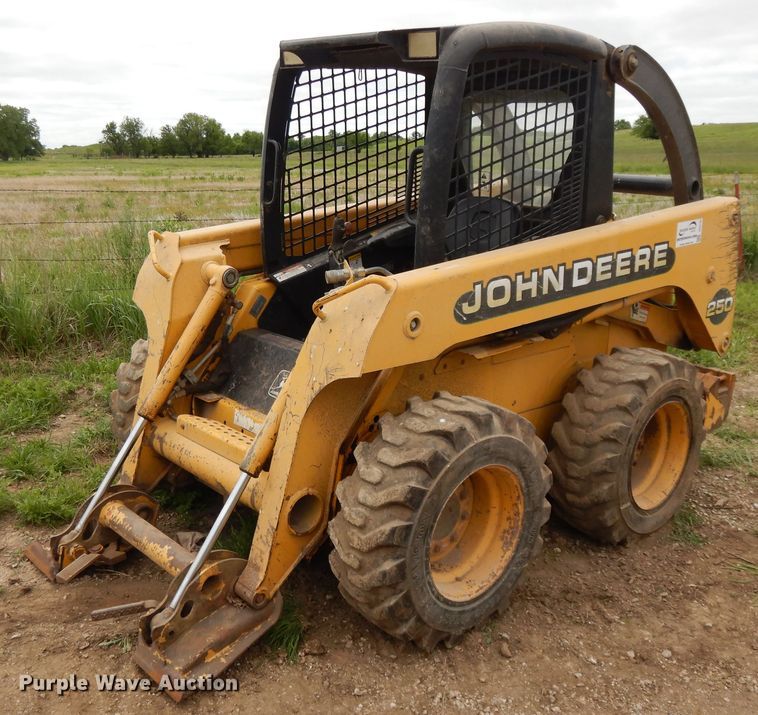 image for item DE5735 2000 John Deere 250  skid steer loader