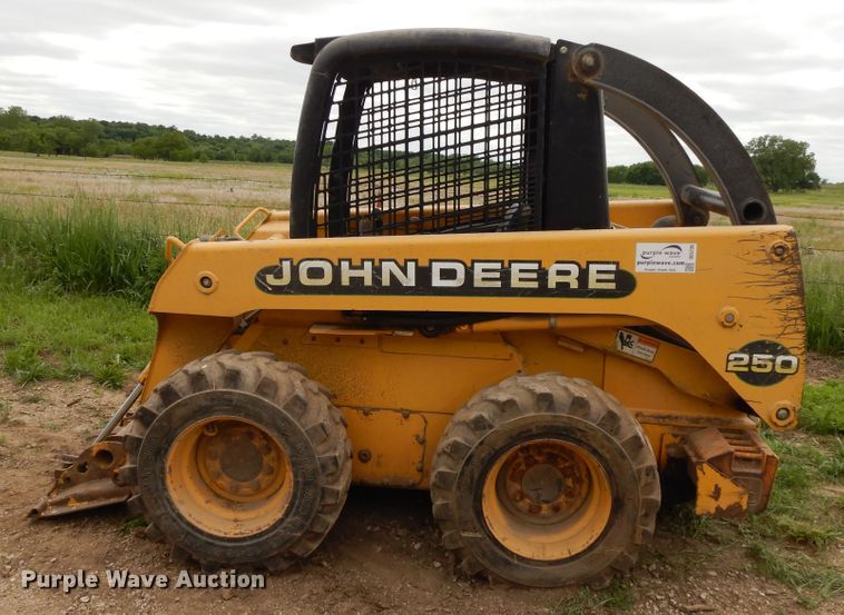 image for item DE5735 2000 John Deere 250  skid steer loader