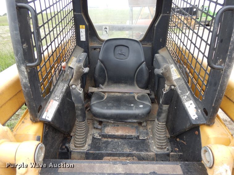 image for item DE5735 2000 John Deere 250  skid steer loader