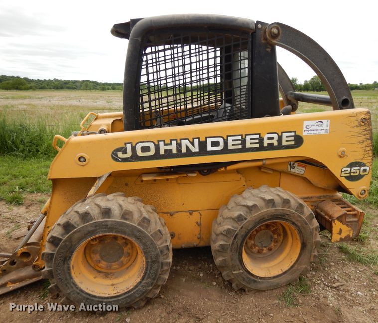 image for item DE5735 2000 John Deere 250  skid steer loader