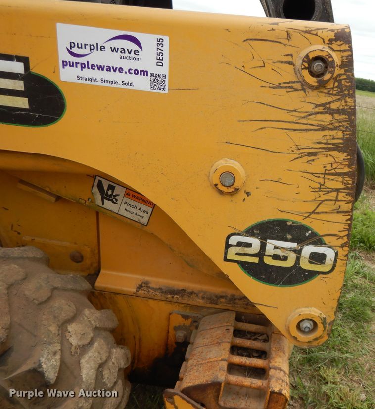 image for item DE5735 2000 John Deere 250  skid steer loader