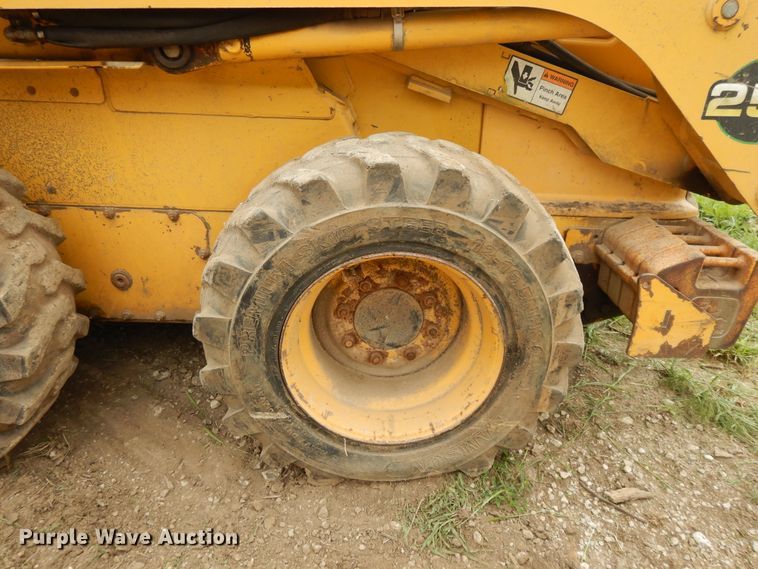 image for item DE5735 2000 John Deere 250  skid steer loader