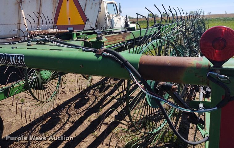image for item DE6914 Frontier WR1214C hay rake