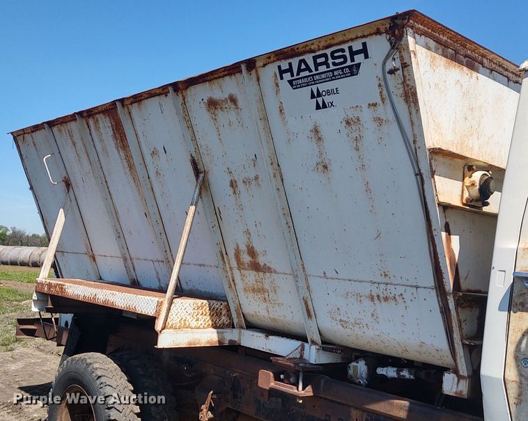 image for item DE6915 Harsh Mobile Mix feed mixer bed