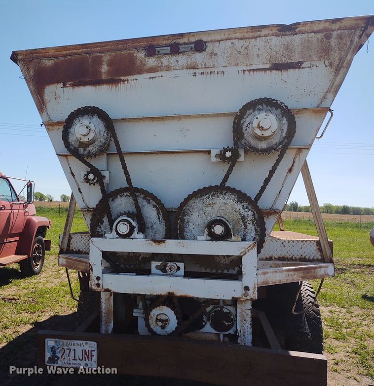 image for item DE6915 Harsh Mobile Mix feed mixer bed