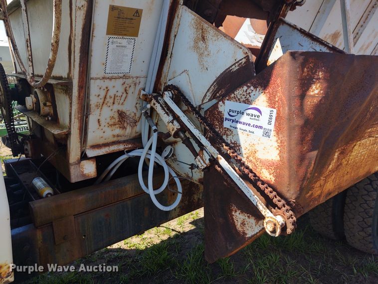 image for item DE6915 Harsh Mobile Mix feed mixer bed