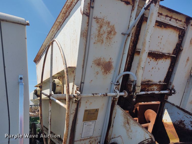 image for item DE6915 Harsh Mobile Mix feed mixer bed