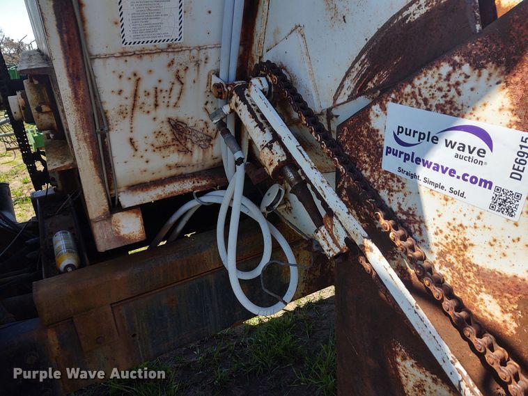 image for item DE6915 Harsh Mobile Mix feed mixer bed