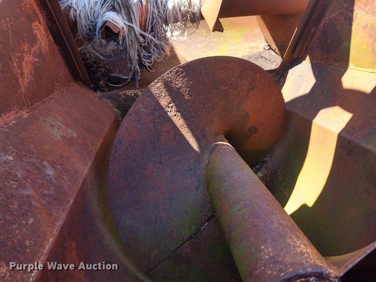 image for item DE6915 Harsh Mobile Mix feed mixer bed