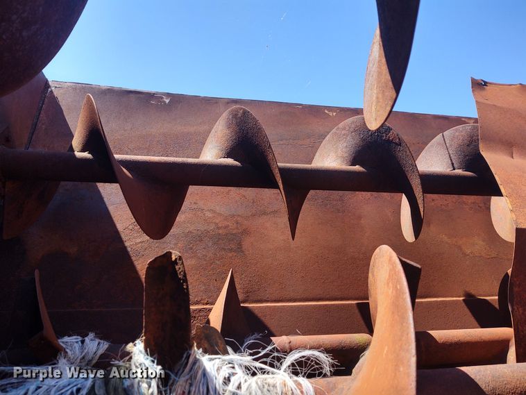 image for item DE6915 Harsh Mobile Mix feed mixer bed