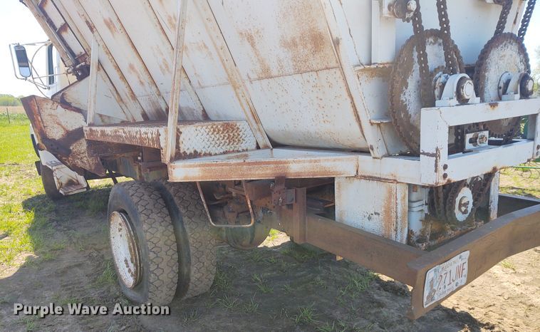 image for item DE6915 Harsh Mobile Mix feed mixer bed