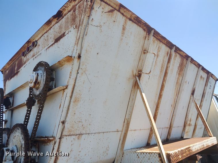 image for item DE6915 Harsh Mobile Mix feed mixer bed