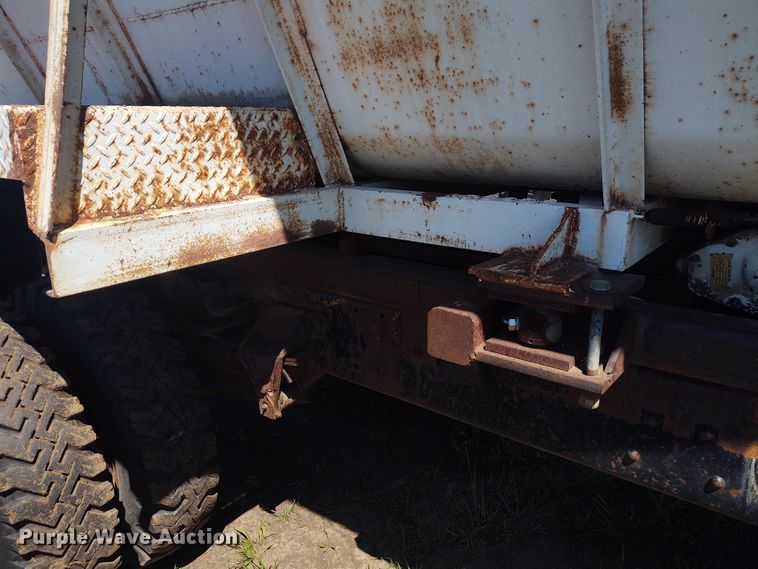 image for item DE6915 Harsh Mobile Mix feed mixer bed