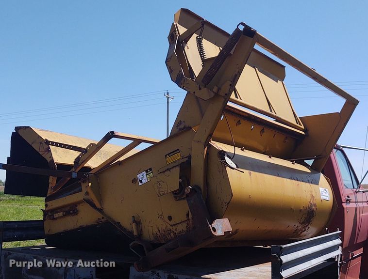 image for item DE6916 HayBuster 256 bale processor