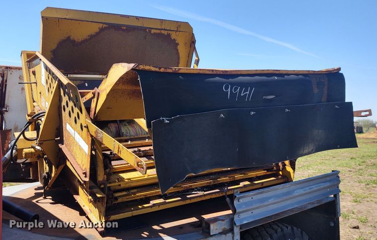 image for item DE6916 HayBuster 256 bale processor