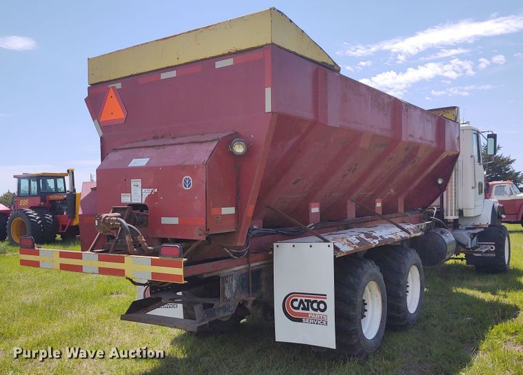 image for item DE6923 1992 Volvo White GMC Autocar applicator truck