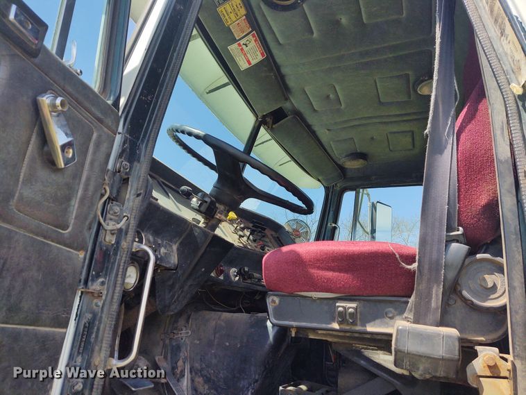 image for item DE6923 1992 Volvo White GMC Autocar applicator truck