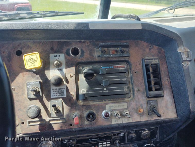 image for item DE6923 1992 Volvo White GMC Autocar applicator truck