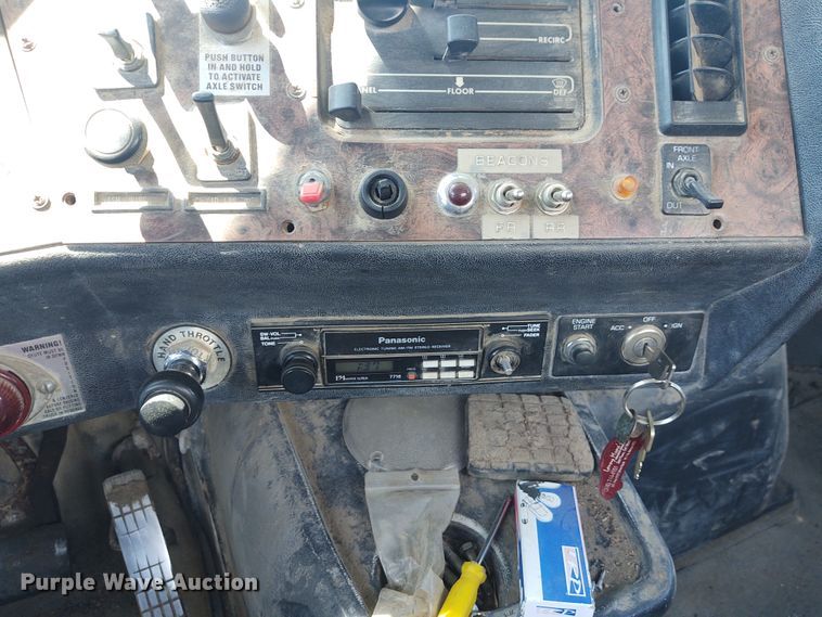 image for item DE6923 1992 Volvo White GMC Autocar applicator truck