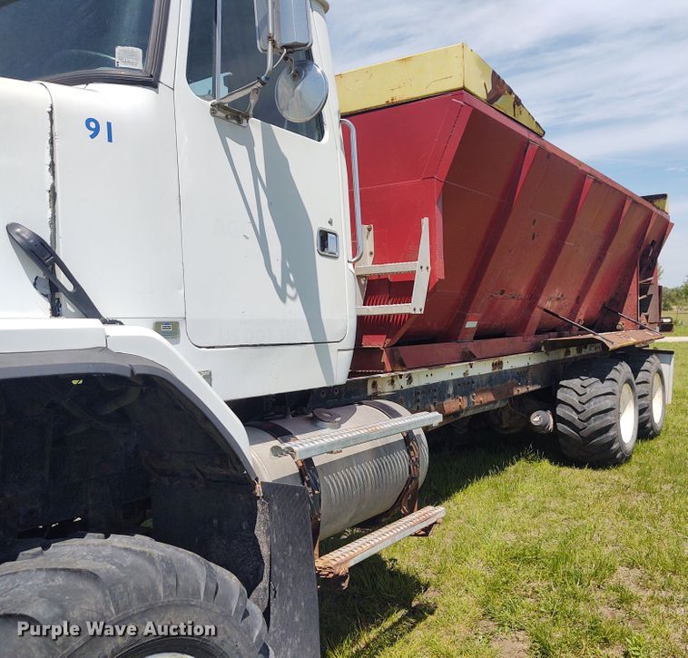 image for item DE6923 1992 Volvo White GMC Autocar applicator truck