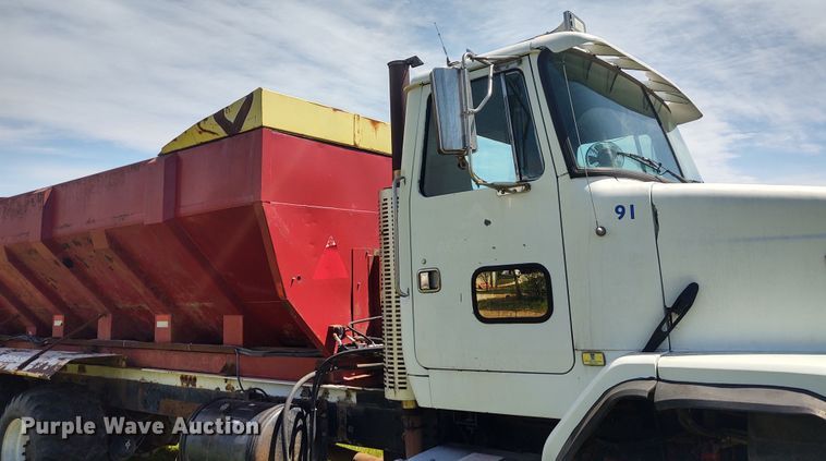 image for item DE6923 1992 Volvo White GMC Autocar applicator truck