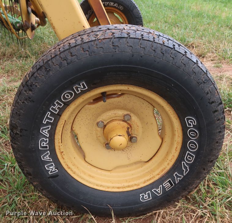 image for item DH0894 2002 Vermeer R23A hay rake