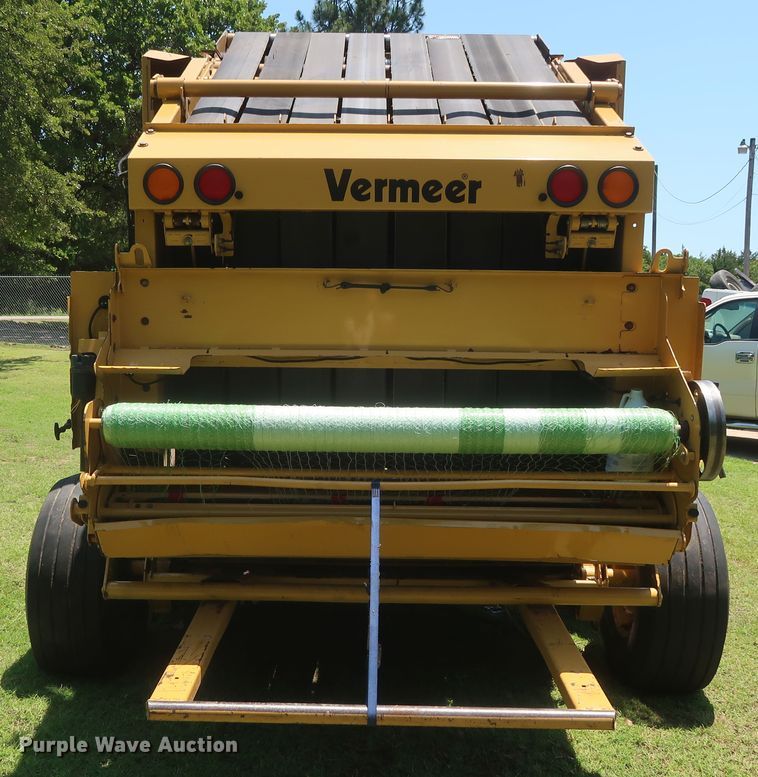 image for item DH0918 2006 Vermeer 605M round baler
